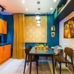 Сочетание синих стен и оранжевой мебели