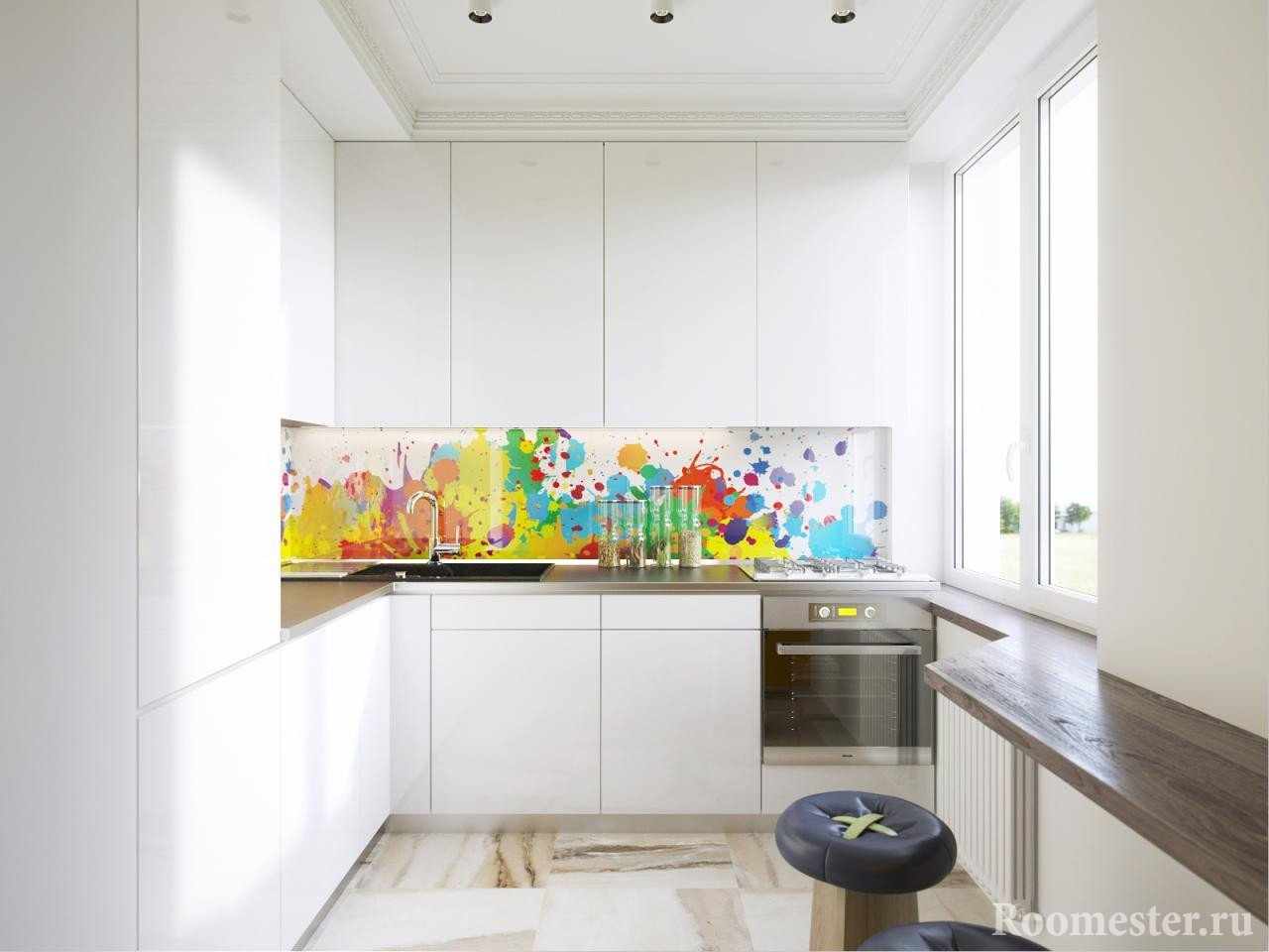 Цветной стеклянный фартук в белой кухне