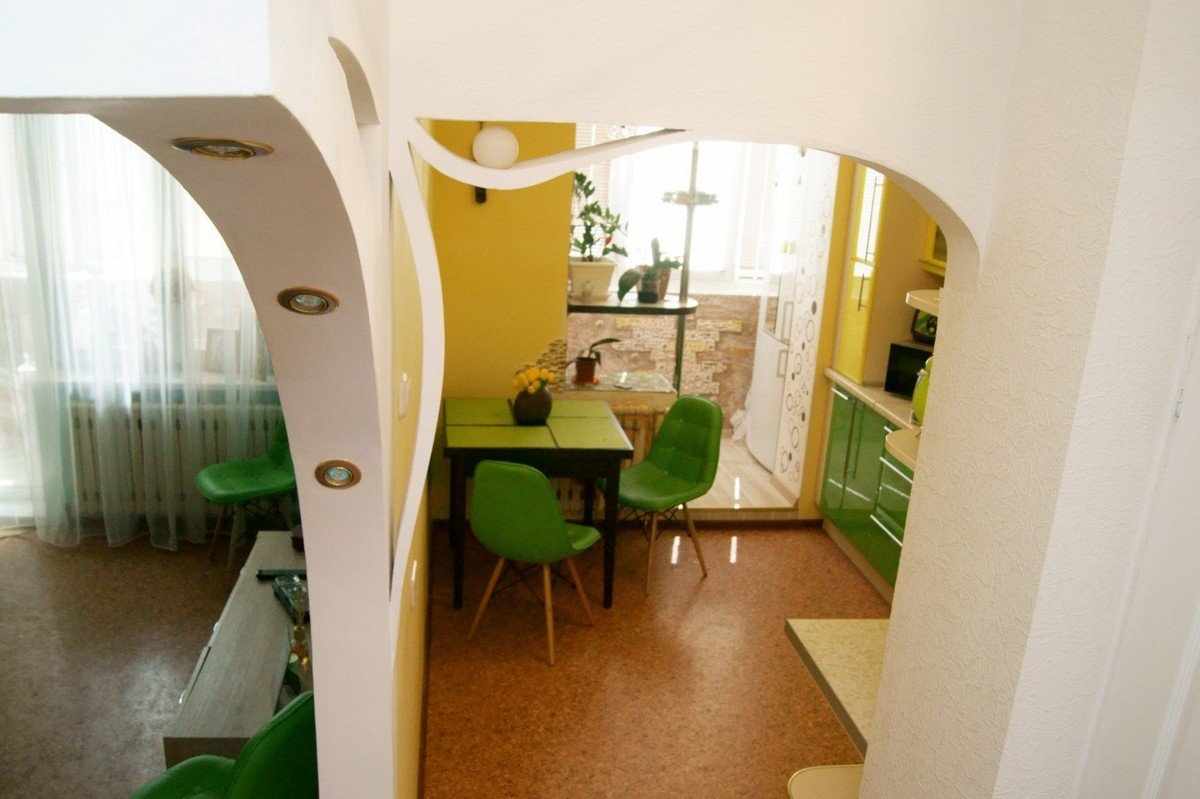 Зеленые стулья на кухне