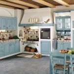 Кухня с голубой мебелью