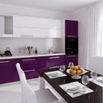 Кухонная мебель с бело-фиолетовым фасадом