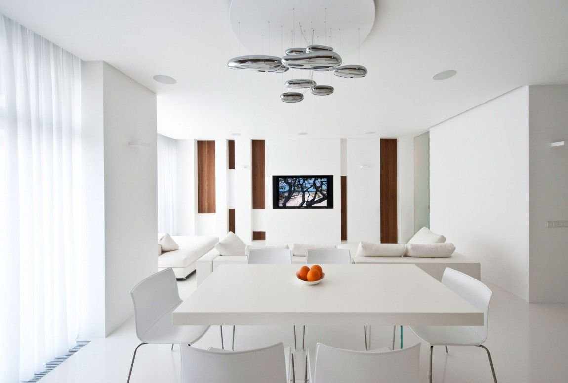 Белая обеденная зона в интерьере однокомнатной квартиры