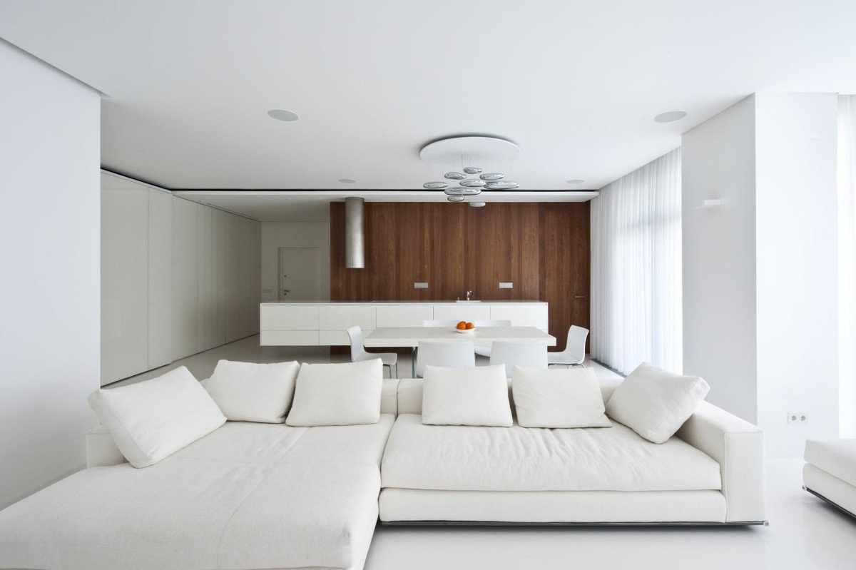 Белая мягкая мебель в интерьере гостиной 