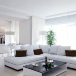 Угловой диван с белыми и коричневыми подушками