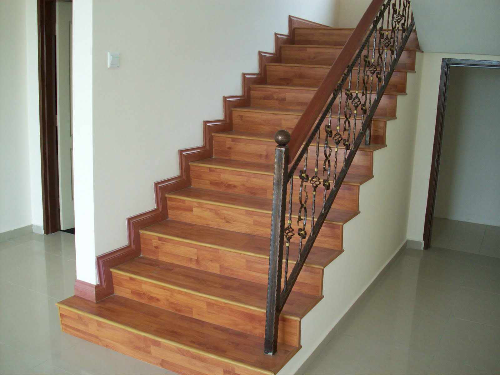 Каменная лестница с деревянным покрытием