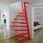 Эффектная красная лестница