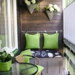Зеленый подушки на деревянной стене