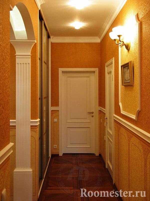 Маленький коридор в классическом стиле