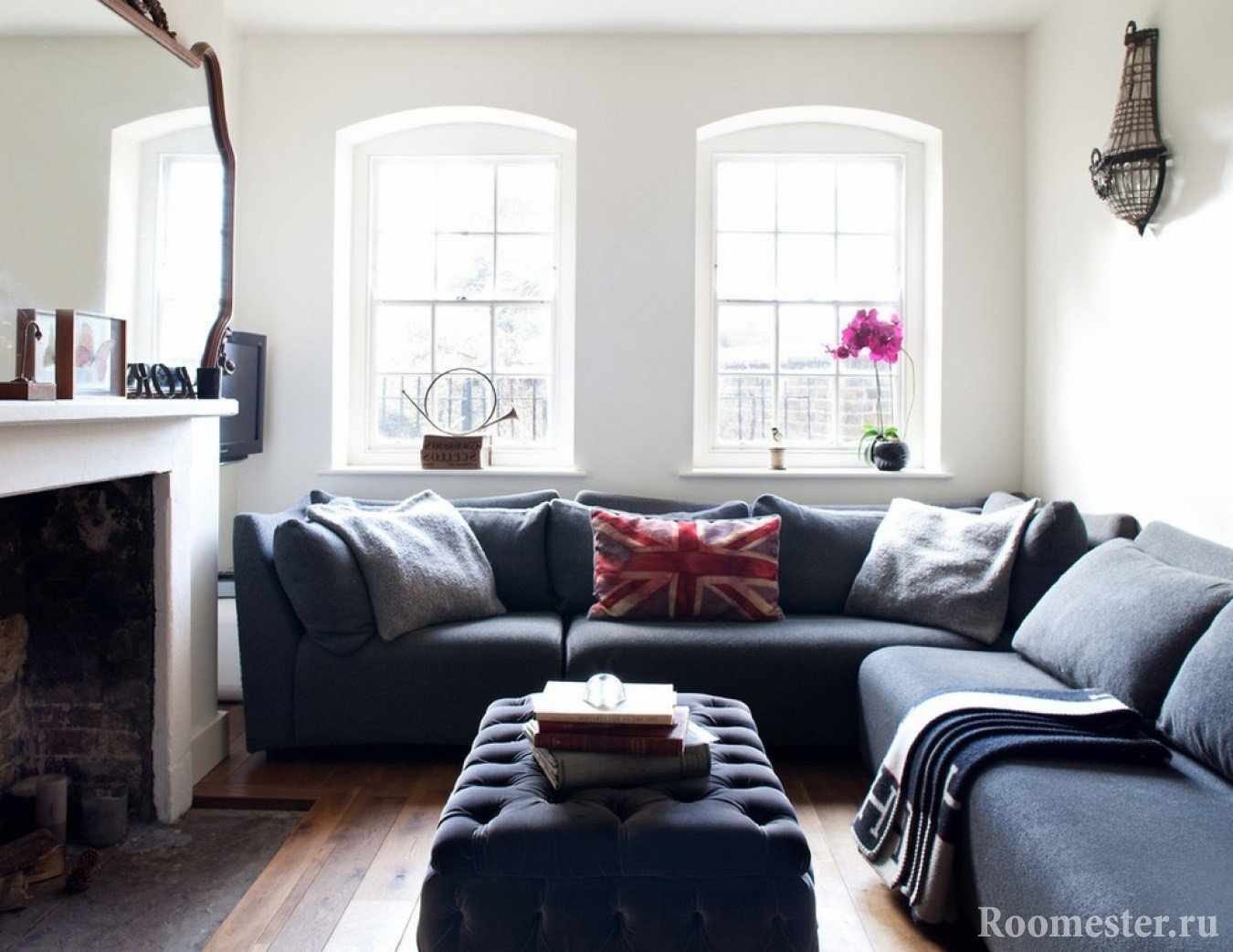 Угловой диван в небольшой гостиной