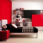 Сочетание красного и черного в дизайне комнаты