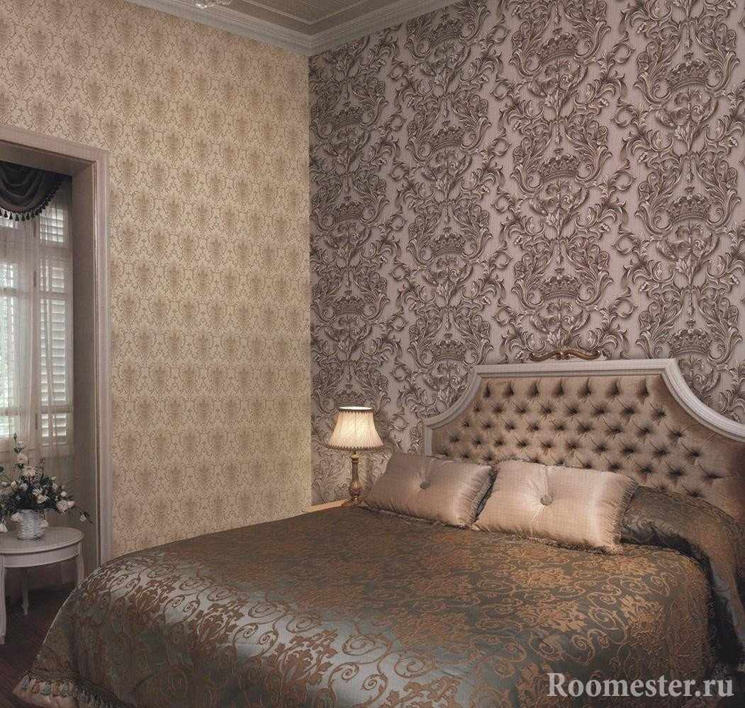 Сочетание разных узоров на стене в спальне