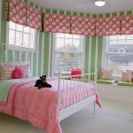 Розовый текстиль в зеленой комнате