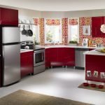 Бардовая кухонная мебель