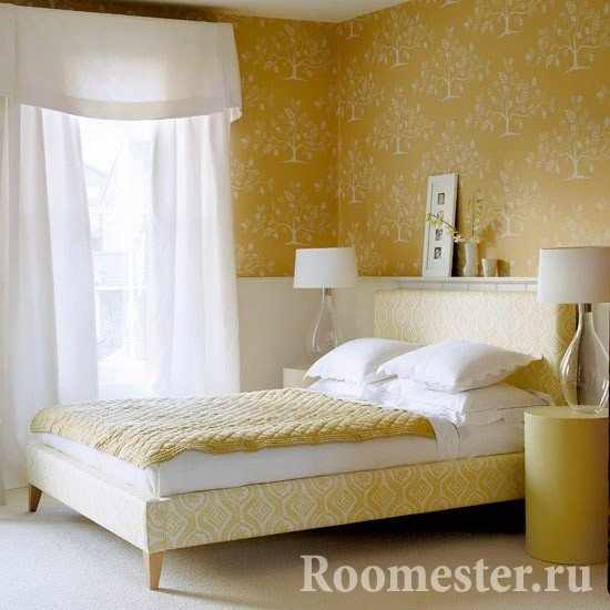 Спальня с желтыми обоями