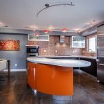 Оранжевая барная стойка на современной кухне