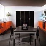Черная и оранжевая мебель на кухне