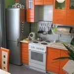Кухня в оранжевых тонах в квартире