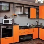Стильная кухня в черно-оранжевом цвете