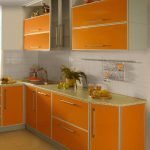 Небольшая оранжевая кухня в доме