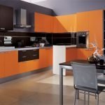 Сочетание оранжевого с серым на кухне