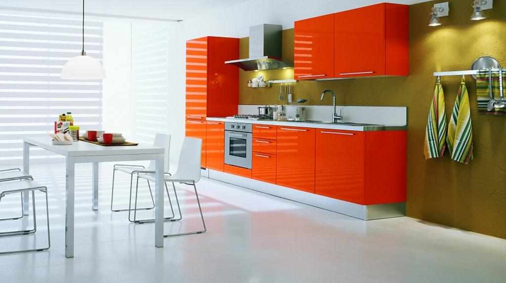 Белый пол и оранжевая мебель на кухне