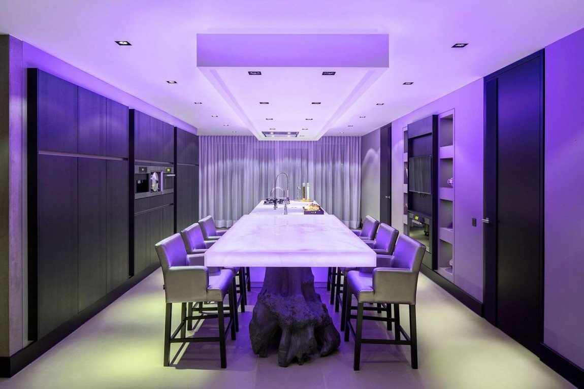 Фиолетовая подсветка в кухне