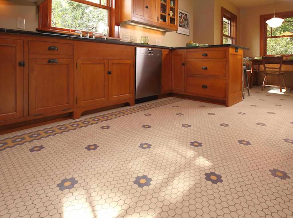 Мозаичный пол на кухне