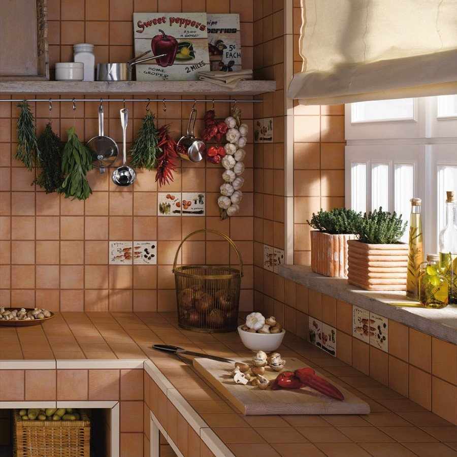Плитка с рисунками на стенах кухни
