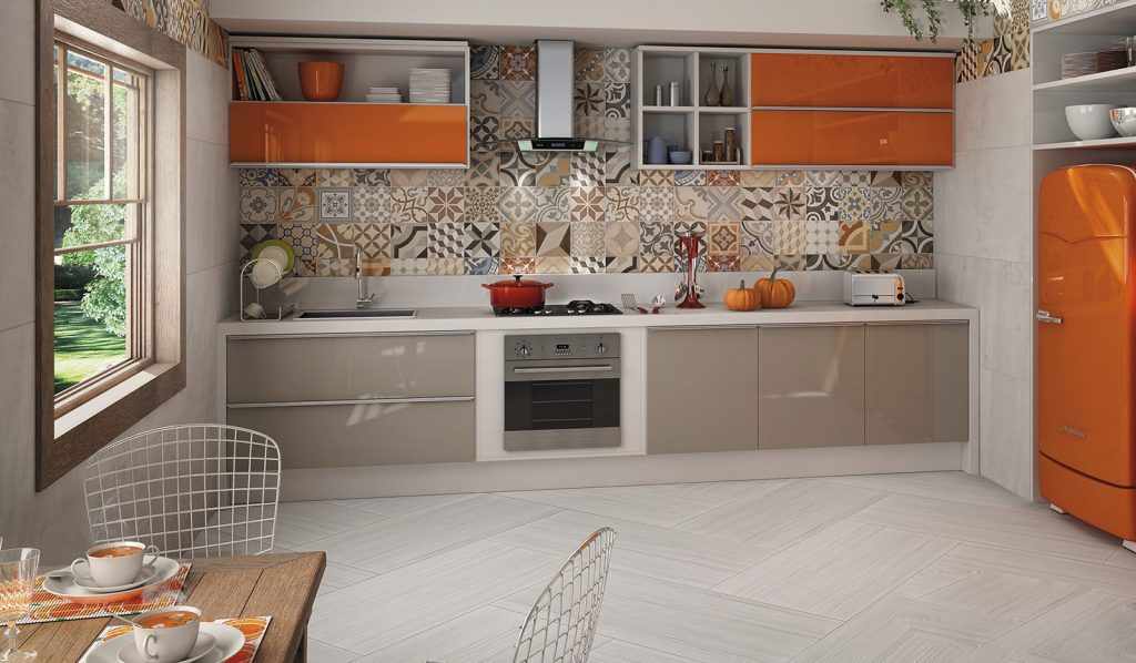 Серо-оранжевая мебель в светлом интерьере кухни