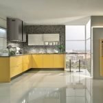 Строгий дизайн кухни с желтой мебелью