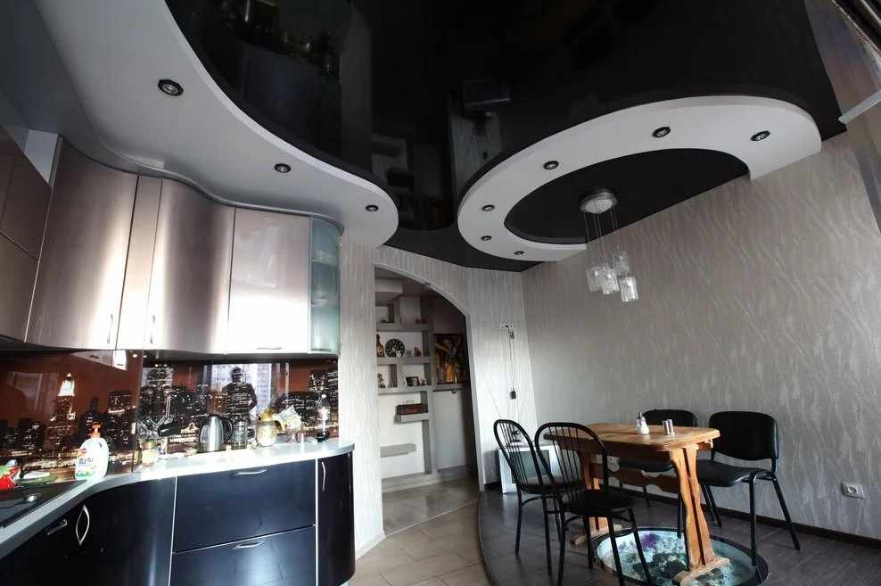 Потолок с разными уровнями на кухне