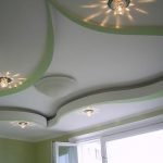 Потолок из гипсокартона с зелеными элементами
