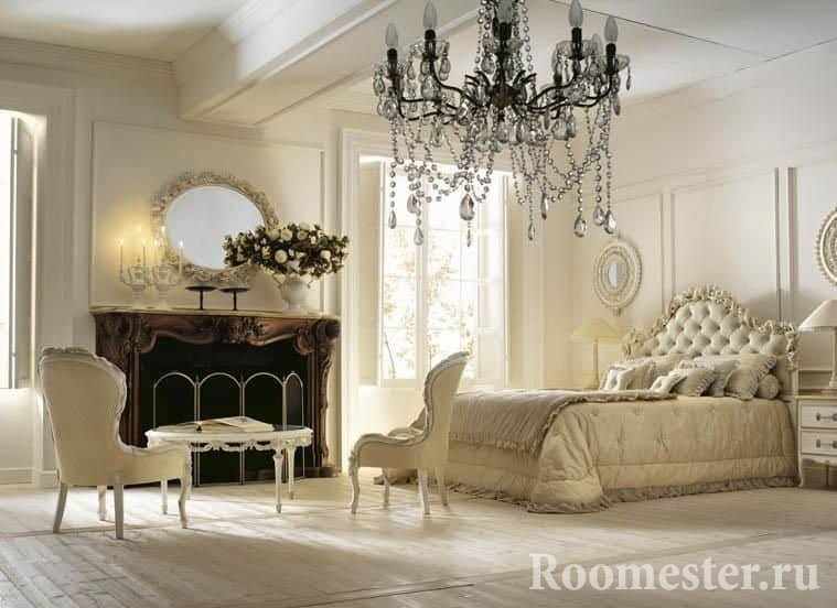 Бело-бежевая спальня в классическом стиле с камином