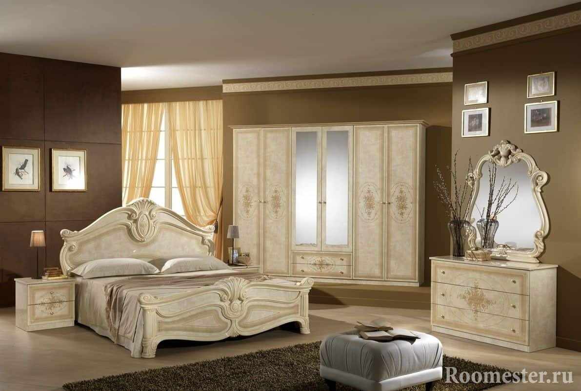 Дизайн спальни в классическом стиле - бежевая мебель и коричневые стены