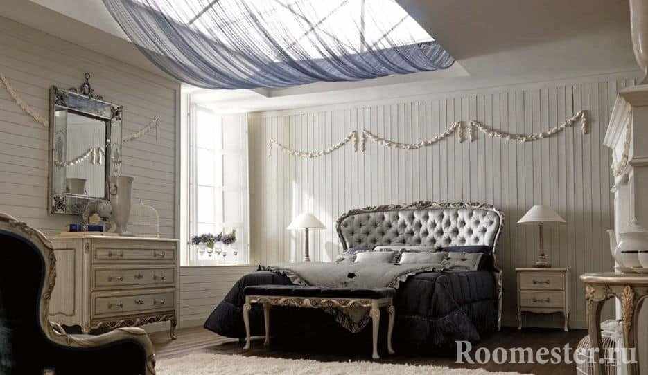 Белое с темным хорошо смотрится в дизайне спальни в классическом стиле