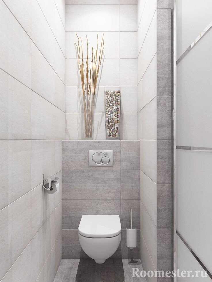 Светлый дизайн туалета с полочкой