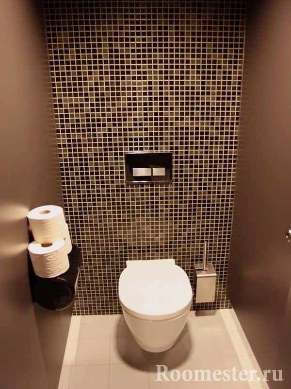 Сочетание стен с плиткой и покраской в маленьком туалете