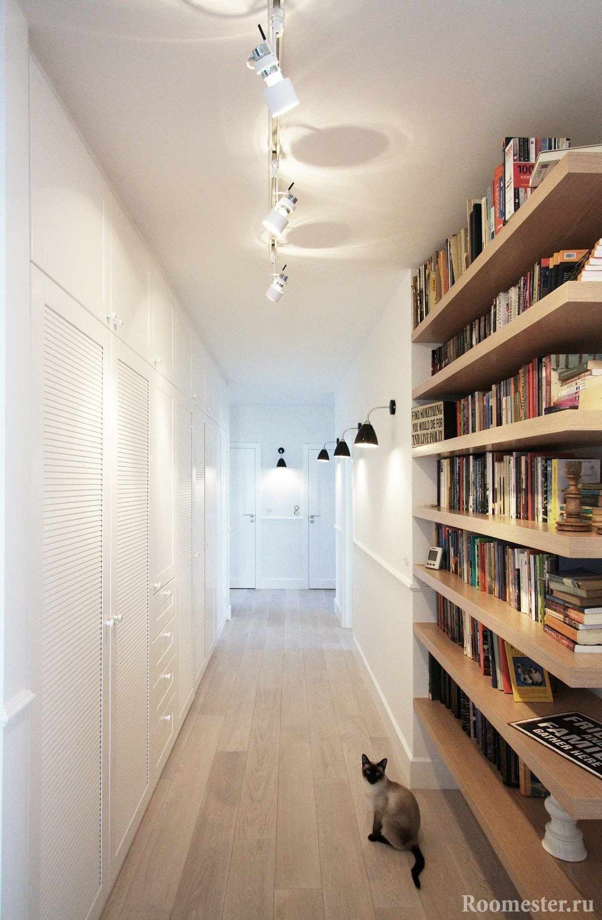 Подсветка узкого коридора с шкафами встроенными вдоль стены