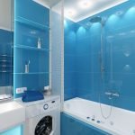 Голубой кафель в отделке узкой ванной комнаты