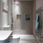 Необычный дизайн узкой ванной