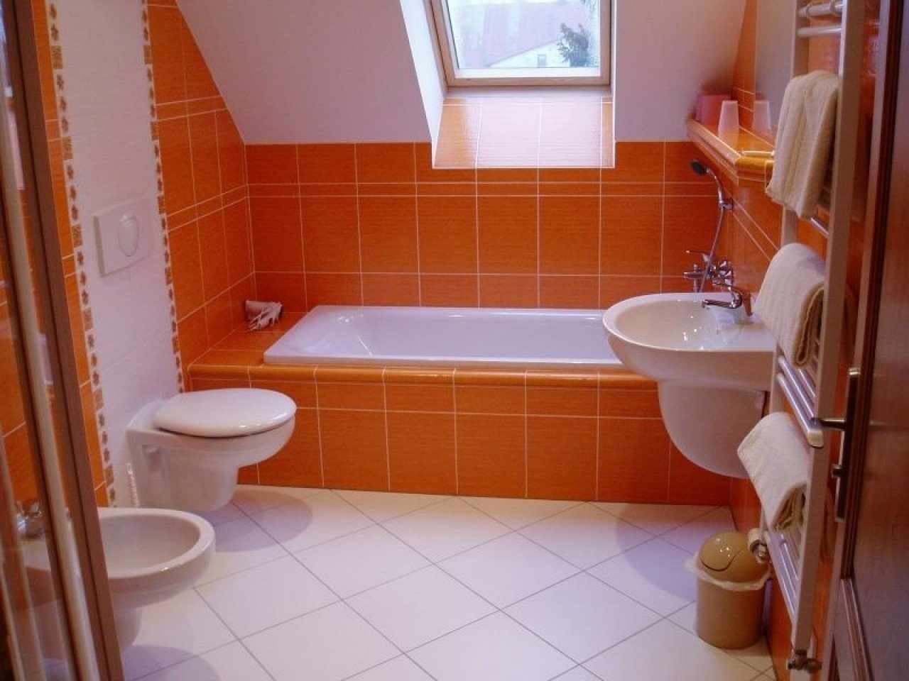 Оранжевая ванная с маленьким окном