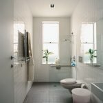 Дизайн узкой ванной комнаты с окном