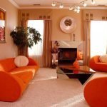 Оранжевые кресла и диван в гостиной