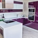 Кухня с фиолетовой мебелью