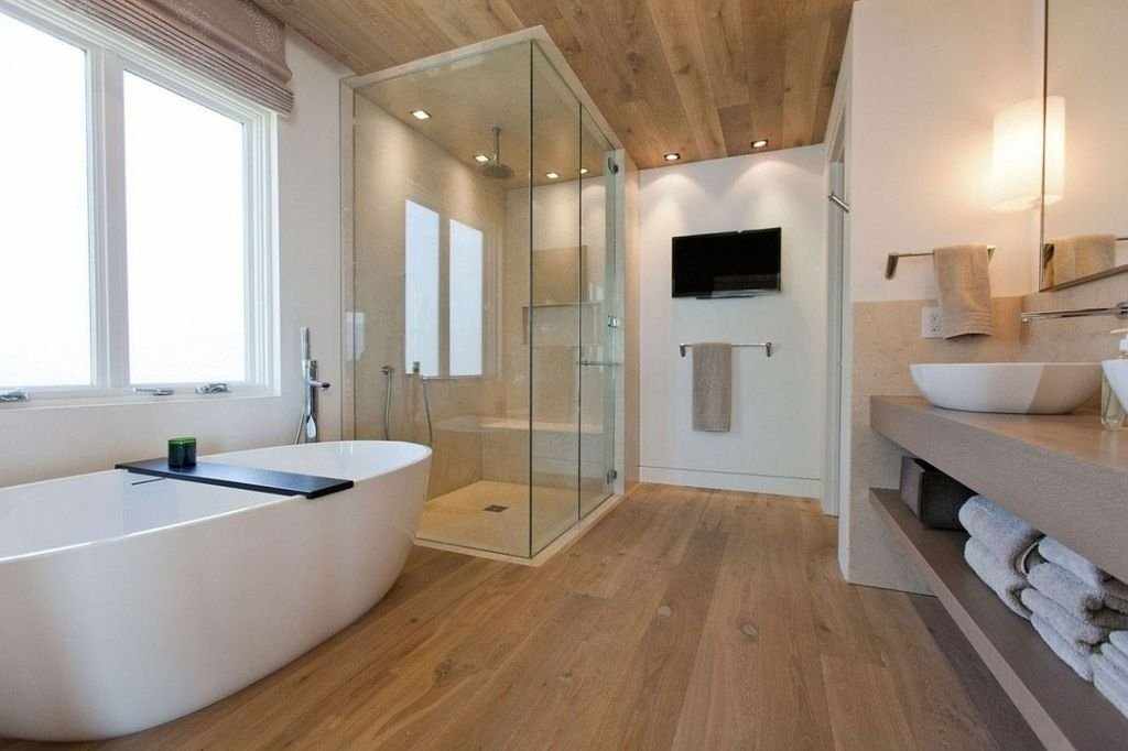 Душевая кабина и ванна в одной комнате