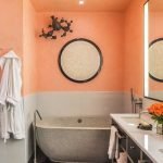 Оранжевые стены в ванной