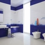 Синяя плитка в белой ванной комнате