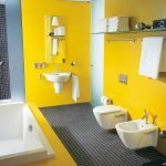 Желто-черная ванная комната