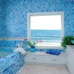 Голубая мозаика в отделке ванной