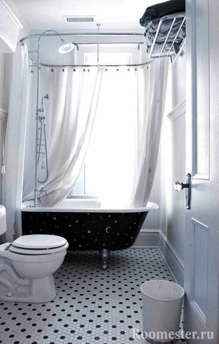 Маленькая ванная комната в белых цветах